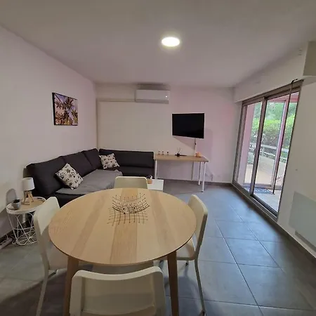 Rez-de-jardin Sous Pins Et Сен-Мандрие-сюр-Мер